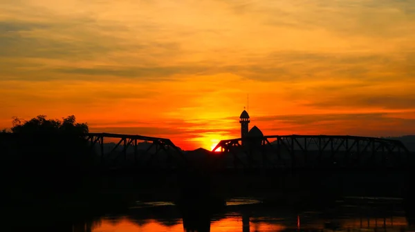 Silhouette järnvägsbron och reflex i floden med soluppgång i himlen — Stockfoto