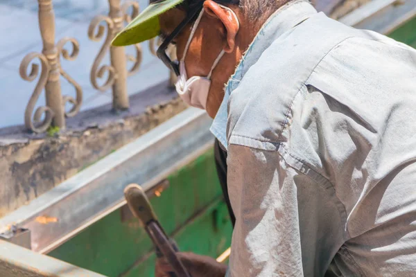 Soldador de edad trabaja reparación de soldadura de acero en el techo alto — Foto de Stock