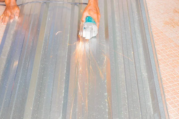 Elektrisch wiel slijpen op snijden metaalplaat dak — Stockfoto