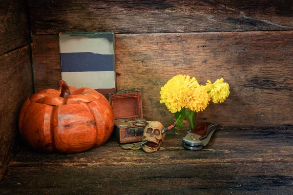 Skull on wood in Halloween day concept on old vintage wooden — Stock Photo, Image