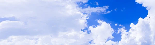 Panorama himmel und wolken sommerzeit schöner hintergrund — Stockfoto