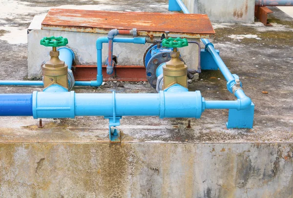 Vodní ventil instalatérské společné ocelové pípu s zelený knoflík — Stock fotografie