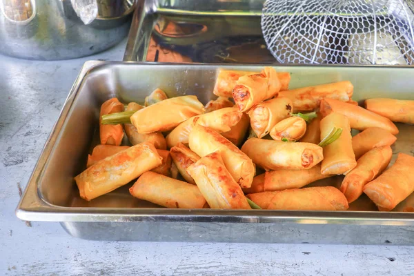Rolos fritos da mola Na bandeja na mesa de madeira — Fotografia de Stock