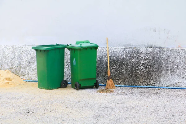 Trashcan πράσινο κάδο απορριμμάτων σκουπιδοτενεκέδες που βρίσκονταν έξω από το τείχος παρασκήνιο — Φωτογραφία Αρχείου