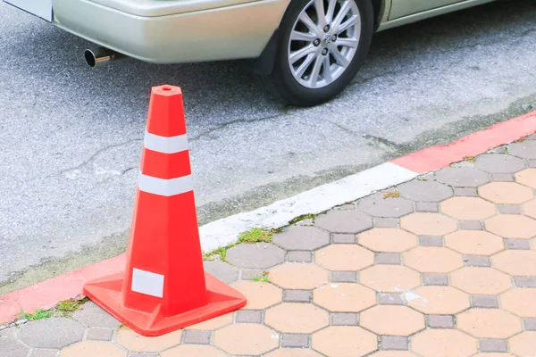 Tráfego cone laranja e faixa branca faixa no caminho — Fotografia de Stock