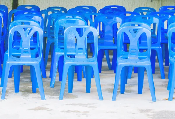 Sedie di plastica blu Al seminario conferenza all'aperto — Foto Stock