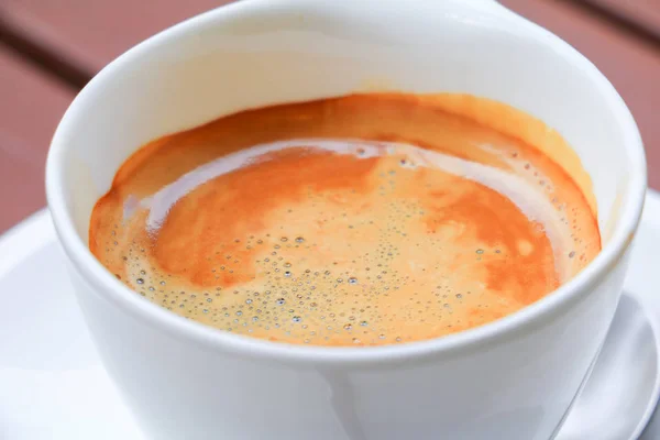 Kávé espresso csésze fehér közelről fa háttér — Stock Fotó
