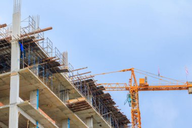 yüksek büyük inşaat sitedeki şehir geliştirmek ve çalışma vinç