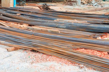İnşaat alanı kat toprak üzerinde çelik çubuk