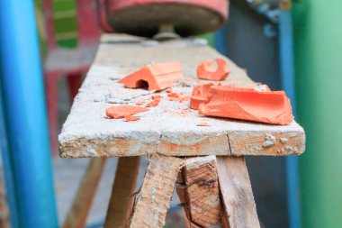 Ahşap inşaat evde kırık kırmızı tuğla sitesi yenilemek