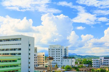 şehir ve gökyüzü yaz saati binanın görünümü güzel arka plan 