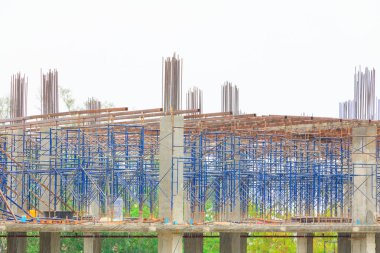 yağmurlu bir günde sitesi işyeri binasında iş İnşaat 