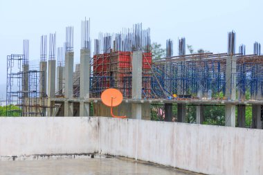 yağmurlu bir günde sitesi işyeri binasında iş İnşaat