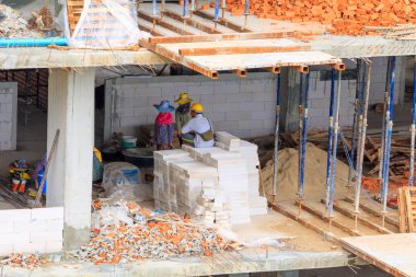 İnşaat İşçileri mevcuttur ve bina konut 