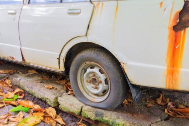 Tekerlek lastiği aracın kopya alanı ile eski yakından metin ekleme