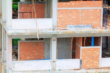 İnşaat İşçileri mevcuttur ve bina konut açık