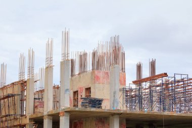 İnşaat İşçileri mevcuttur ve bina konut açık