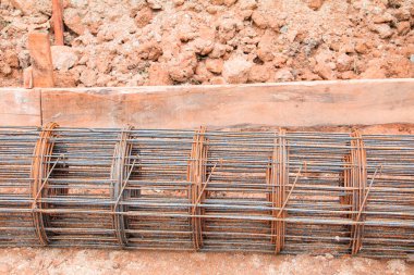çelik bar, bir inşaat alanında yere demir