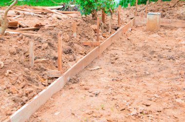 İnşaat çalışma alanında yerde ahşap planı