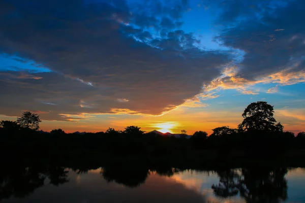 Gökyüzü günbatımı ağaç güzel renkli manzara siluet — Stok fotoğraf