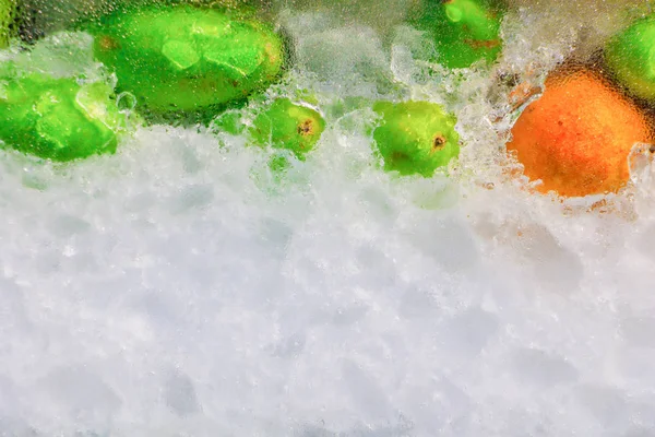 Buz küpleri ile meyve cam kabin ve su damlası 