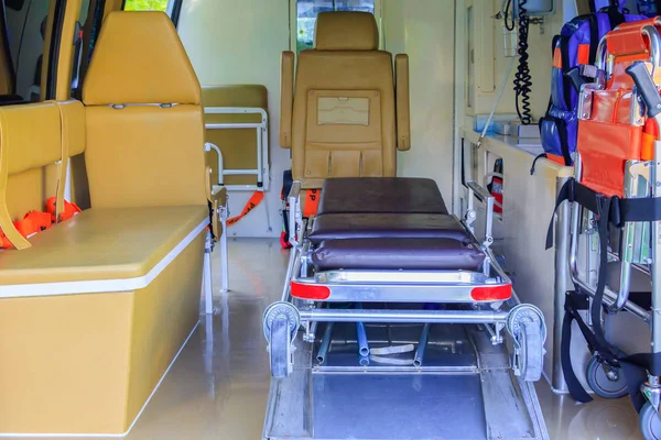 Apparatuur interieur van ambulance noodgevallen — Stockfoto