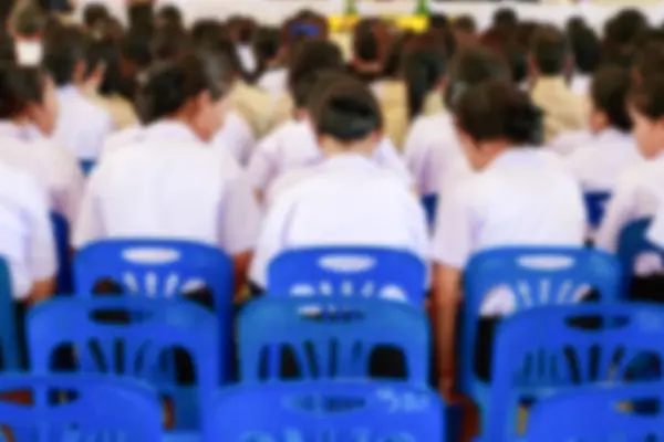 Размыть образование студенческого сидячего кресла пластиковый синий в семинарии — стоковое фото