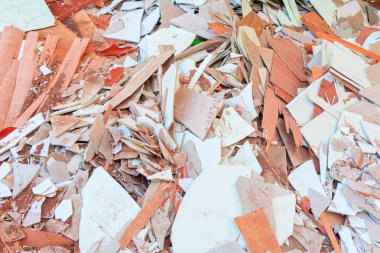 çöp kiremit yığını içinde inşaat ev yenilemek sitesi