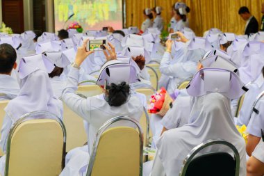 Müslüman hemşire odasında toplantı 
