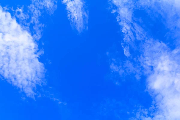 Céu e nuvem fofa no verão tempo bela arte natureza — Fotografia de Stock