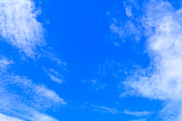 Sky and fluffy cloud in summer time beautiful art nature — Stock Photo, Image