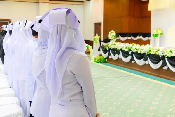 Muslimische Krankenschwestern stehen im Besprechungszimmer — Stockfoto
