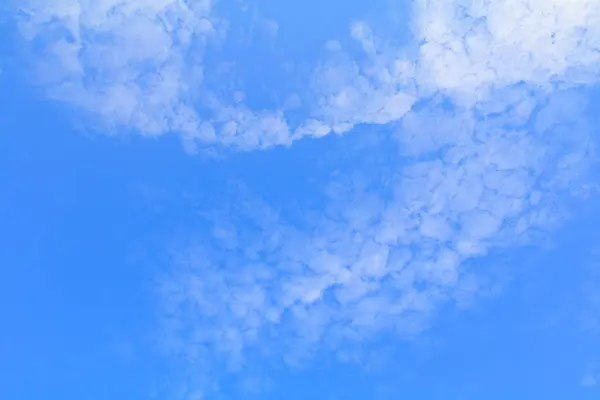 Sky a nadýchaný mrak v letním období krásné umění přírody — Stock fotografie