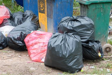 Yığın siyah çöp yol kenarında ve yağmur damla City çanta üzerinde 