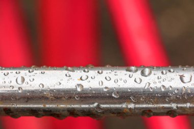 eski metal çelik boru alüminyum arka plan üzerinde su damlaları 