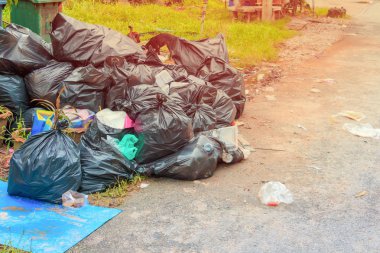 Çöp siyah çanta plastik yol kenarı şehir kazık