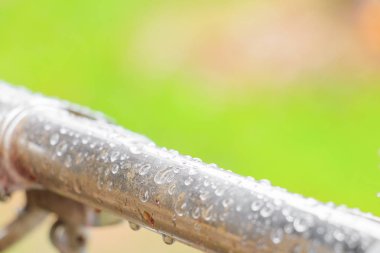 eski metal çelik boru alüminyum arka plan üzerinde su damlaları 
