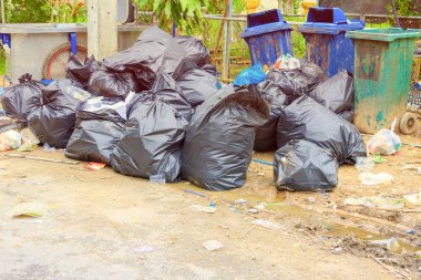 Çöp siyah çanta plastik yol kenarı şehir kazık