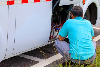 adam dikkat yol kenarında kırık bir araba