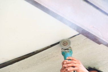 tekerlek iç ev taşlama ile tavan tamir teknisyeni el