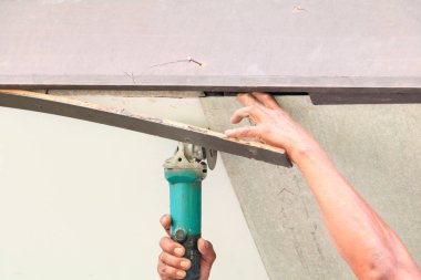 tekerlek iç ev taşlama ile tavan tamir teknisyeni el