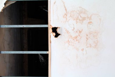 alçı tavan içinde sızıntı suyu tarafından zarar görmüş.