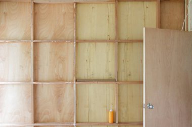 İç inşaat alanında ahşap duvar dekorasyonu ev ile