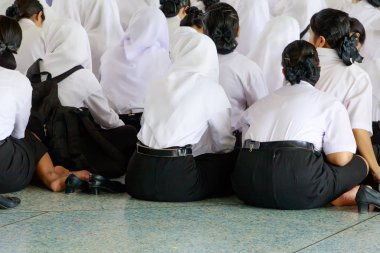 Öğrenci Kişilik toplantı odasında yere oturmak