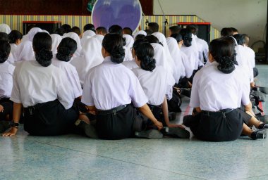 Öğrenci Kişilik toplantı odasında yere oturmak