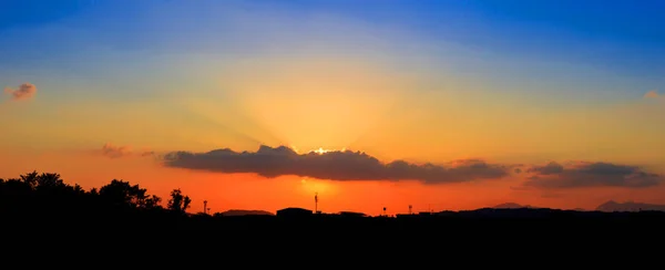 Panorama utsikt solnedgång himlen vackra färgstarka landskap — Stockfoto