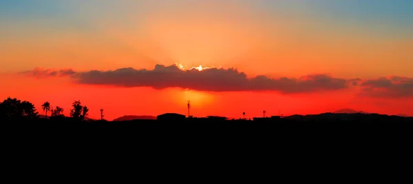 パノラマ ビュー夕焼け空の美しいカラフルな風景 — ストック写真