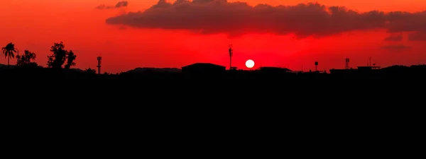 Panorama utsikt solnedgång himlen vackra färgstarka landskap — Stockfoto