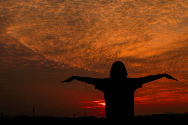 Silueta de mujer ejercita ribera al atardecer Amarillo en el cielo — Foto de Stock