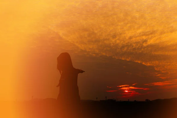 Silhouette der Frau Übungen bei Sonnenuntergang gelb am Himmel — Stockfoto